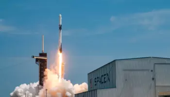 SpaceX заключила контракты