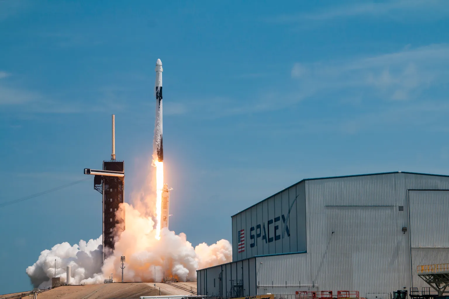 SpaceX заключила контракты
