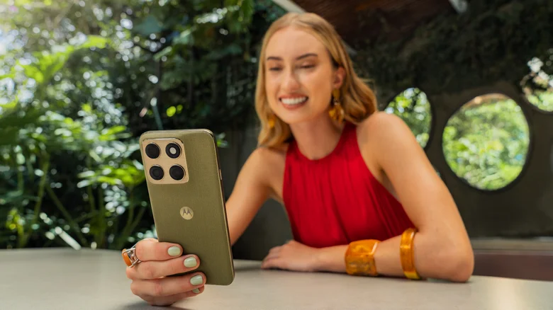 Motorola анонсирует смартфон