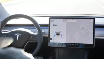 Tesla на автопилоте