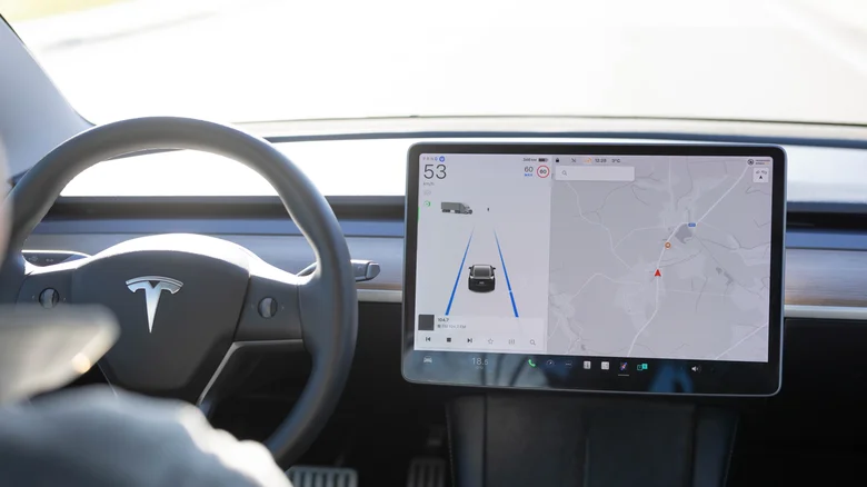 Tesla на автопилоте
