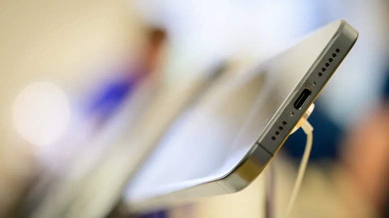Порт USB-C на телефоне