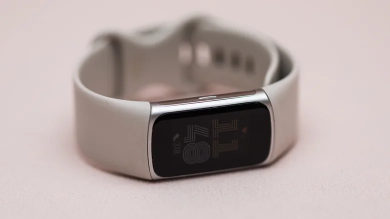 Компания Google анонсирует новый фитнес‑трекер Fitbit Edge